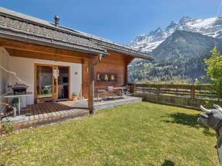 Escape to the Swiss Alps in this charming chalet, offering stunning mountain views and a tranquil setting.
