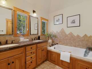 Discover the epitome of luxury in this stunning bathroom.