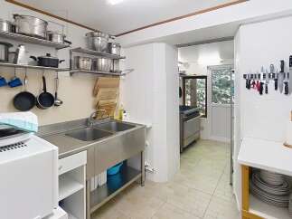 Discover this charming kitchen, perfect for culinary enthusiasts.
