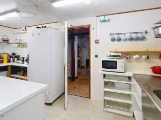 Discover this charming kitchen, perfect for culinary enthusiasts.