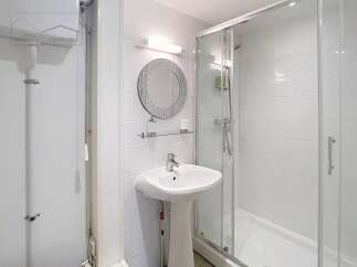 Discover this bright and modern bathroom, perfect for a fresh start.