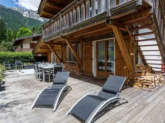Escape to this stunning chalet with breathtaking mountain views.