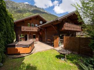 Escape to the mountains in this stunning wooden chalet, perfect for a relaxing getaway.