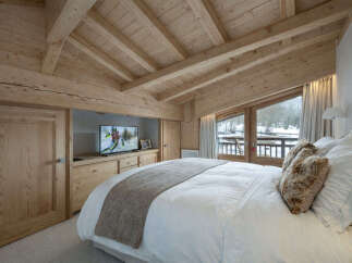 Experience the epitome of alpine luxury in this stunning bedroom.