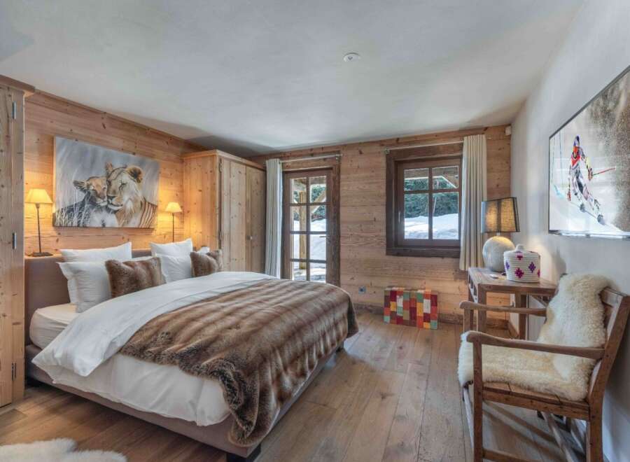 Experience the epitome of rustic luxury in this stunning bedroom.