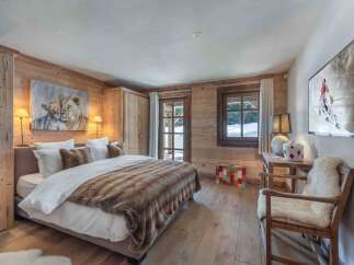 Experience the epitome of rustic luxury in this stunning bedroom.