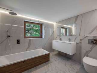 This stunning bathroom boasts a modern design with luxurious marble finishes and a sleek, minimalist aesthetic.