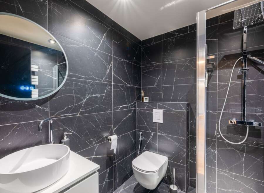Step into luxury with this stunning modern bathroom.