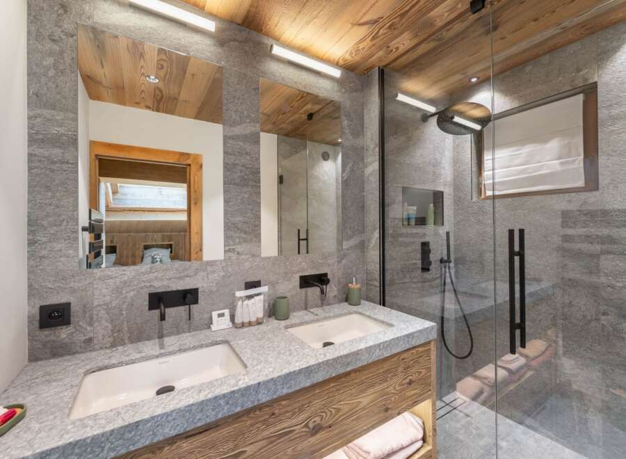Experience luxury in this stunning bathroom featuring a modern design and high-end finishes.