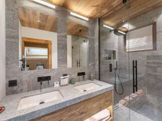 Experience luxury in this stunning bathroom featuring a modern design and high-end finishes.