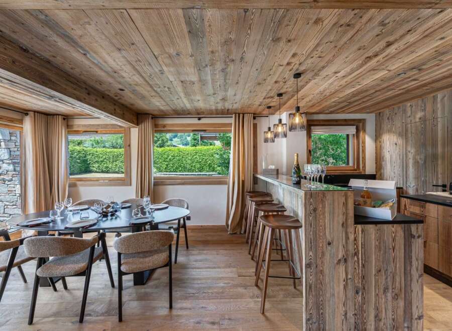 Experience rustic elegance in this stunning property, featuring a beautifully designed dining area and a stylish bar.