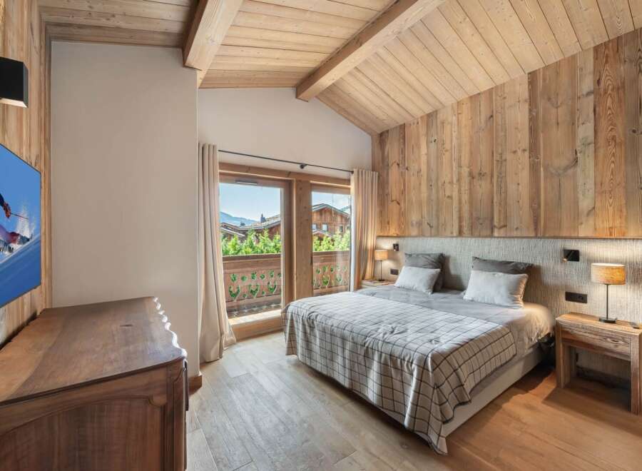Experience the epitome of alpine luxury in this stunning bedroom.