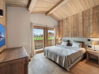 Experience the epitome of alpine luxury in this stunning bedroom.