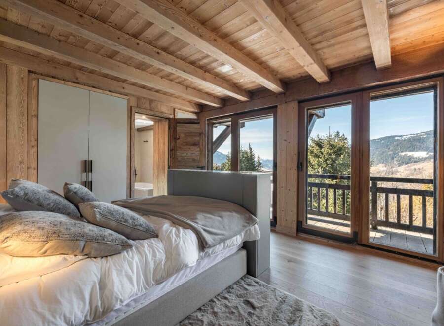 Experience the epitome of rustic luxury in this stunning bedroom.