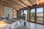 Experience the epitome of rustic luxury in this stunning bedroom.
