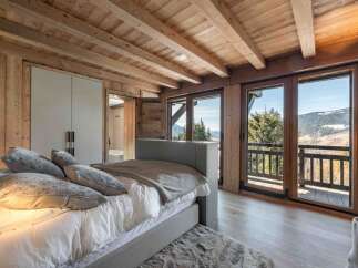 Experience the epitome of rustic luxury in this stunning bedroom.