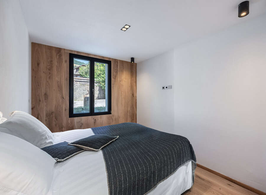 This stunning bedroom boasts a modern design with a touch of natural elegance.