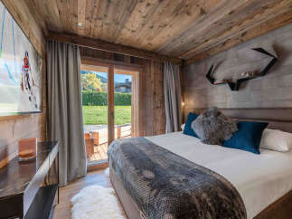 Experience the epitome of alpine luxury in this stunning bedroom.