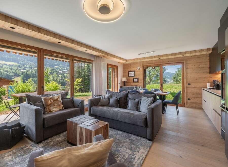 Experience the epitome of luxury living in this stunning property, boasting breathtaking views and exquisite design.
