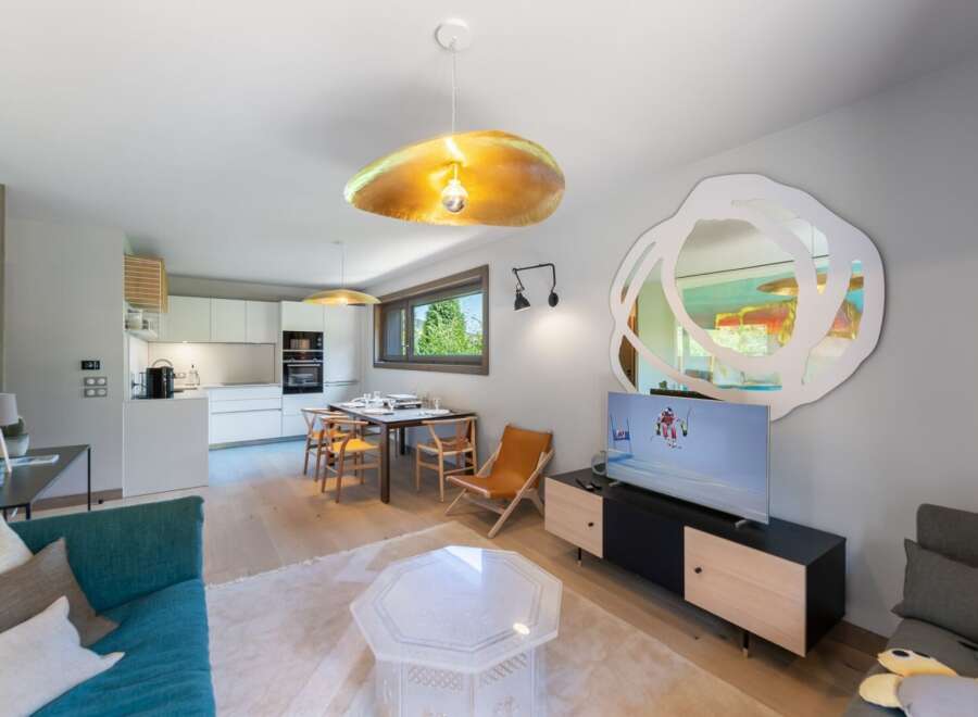 Discover modern living in this stunning property! Featuring a bright and airy open-plan layout, this home boasts a sleek kitchen, a cozy living area, and a stylish dining space.