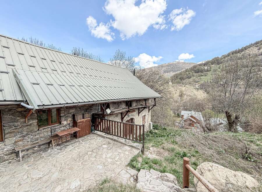 Discover the charm of this stone-built property, nestled in a picturesque mountain setting.