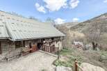 Discover the charm of this stone-built property, nestled in a picturesque mountain setting.