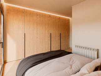 This stunning bedroom features a modern design with a focus on natural materials.