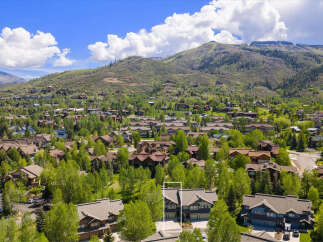 Discover luxury living in this stunning property nestled in a picturesque mountain setting.