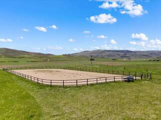 Discover the tranquility of this expansive property, perfect for equestrian enthusiasts.