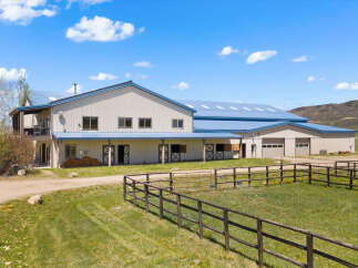Discover this stunning property featuring a spacious barn and a charming house, perfect for equestrian enthusiasts or those seeking a rural retreat.