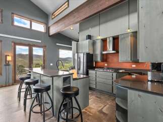 Discover the epitome of modern living in this stunning kitchen.