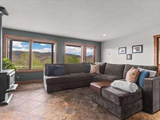 This stunning living room boasts a cozy sectional sofa, perfect for relaxing and entertaining.