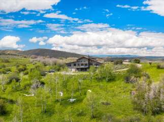 Discover your dream home in this stunning property! This spacious house boasts a beautiful exterior and is surrounded by lush greenery and rolling hills.