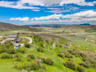 Discover your dream retreat in this stunning property, offering breathtaking views of rolling hills and majestic mountains.