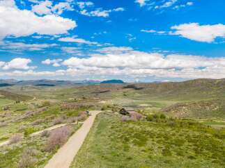 Discover your dream property in this stunning landscape! This expansive estate offers breathtaking views of rolling hills and majestic mountains.