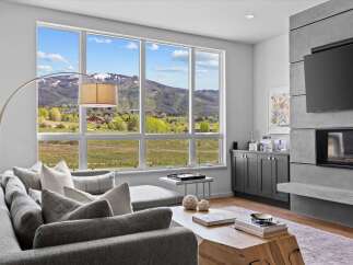 Experience luxury living with breathtaking mountain views in this stunning property.