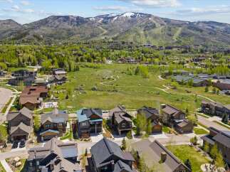 Discover luxury living in this stunning property, boasting breathtaking mountain views and a prime location.