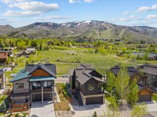 Discover luxury living in this stunning mountain home, featuring modern architecture and breathtaking views.