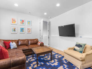 This stunning living room boasts a luxurious leather sectional, perfect for relaxing and entertaining.