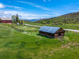 Discover a charming rural retreat with this picturesque property.
