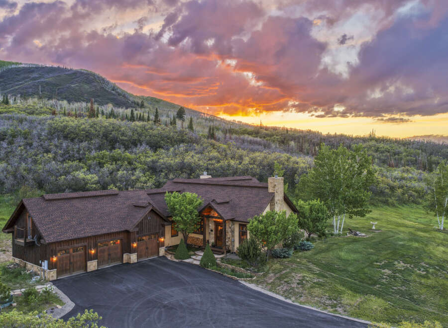 Experience luxury mountain living in this stunning estate, nestled amidst breathtaking natural beauty.