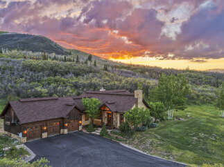 Experience luxury mountain living in this stunning estate, nestled amidst breathtaking natural beauty.