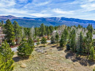 Discover the tranquility of this stunning property nestled amidst the beauty of nature.