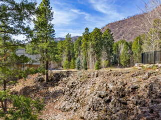 Discover a stunning property nestled in a picturesque natural setting.