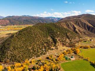 Discover the beauty of this stunning property nestled in the heart of the mountains.