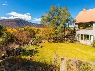 Discover the charm of this stunning property, nestled in a picturesque landscape.