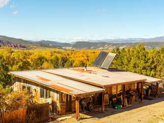 Nestled amidst the stunning natural beauty of the mountains, this charming property offers a unique blend of rustic charm and modern convenience.