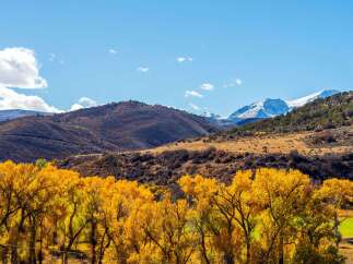 Discover the beauty of this stunning mountain landscape, perfect for outdoor enthusiasts and nature lovers.