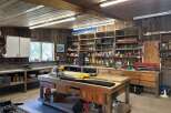 Discover this well-equipped workshop, perfect for any DIY enthusiast or professional craftsman.