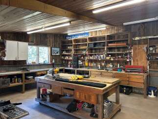 Discover this well-equipped workshop, perfect for any DIY enthusiast or professional craftsman.